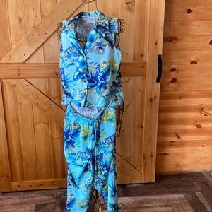 Studio Ease vacation Hawaiian capri and blouse set. Relax on vacay in this set!